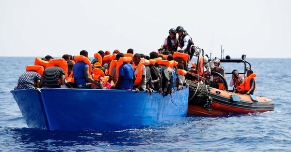 Foto: Varios inmigrantes siendo rescatados antes de ser llevados abordo del barco de rescate Aquarius en el Mediterráneo. (EFE)