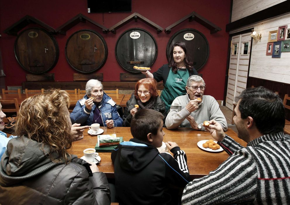 Foto: Un grupo de parados navarros abre un restaurante con raciones a un euro. (Efe)