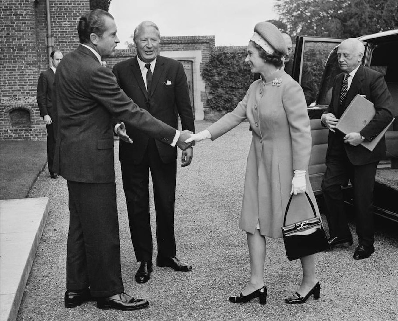 La reina porta el bolso en 1970 durante una visita de Nixon. (Getty)