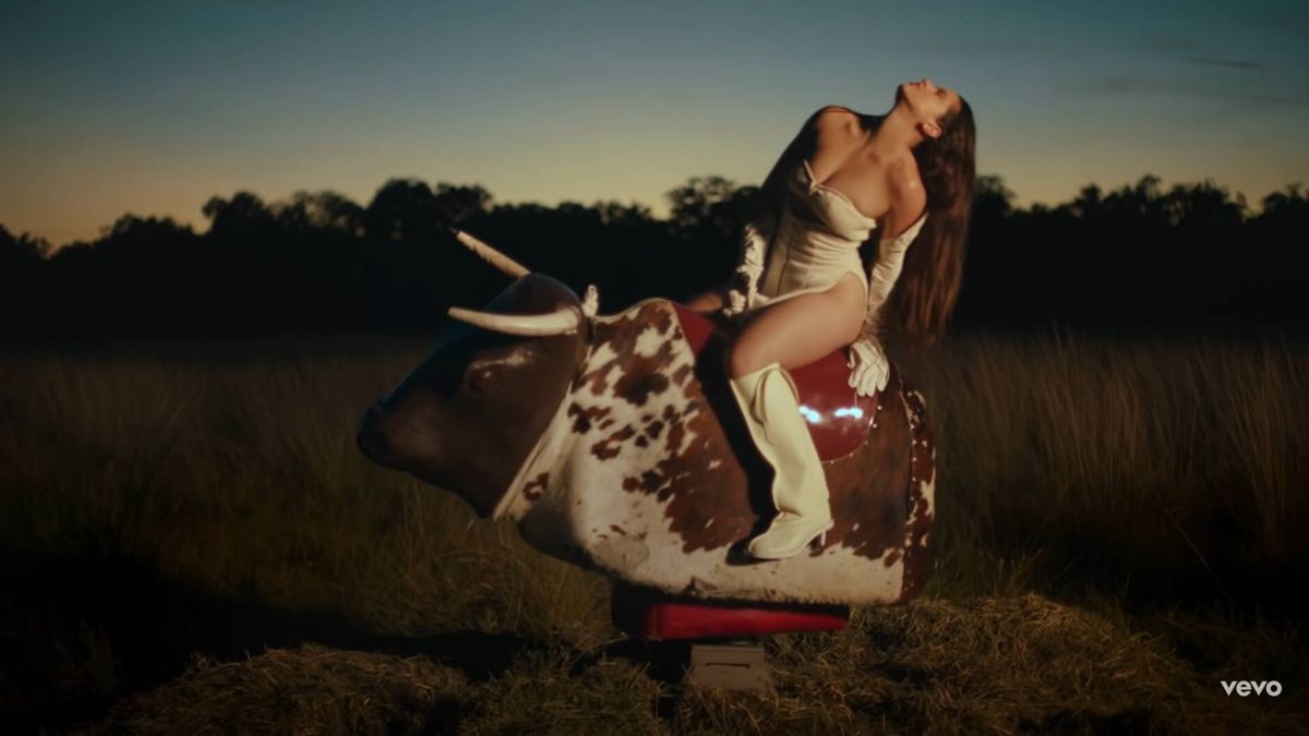 Rosalía lanza 'Hentai': así es el "íntimo y sensual" videoclip y la letra completa de "te quiero ride..."