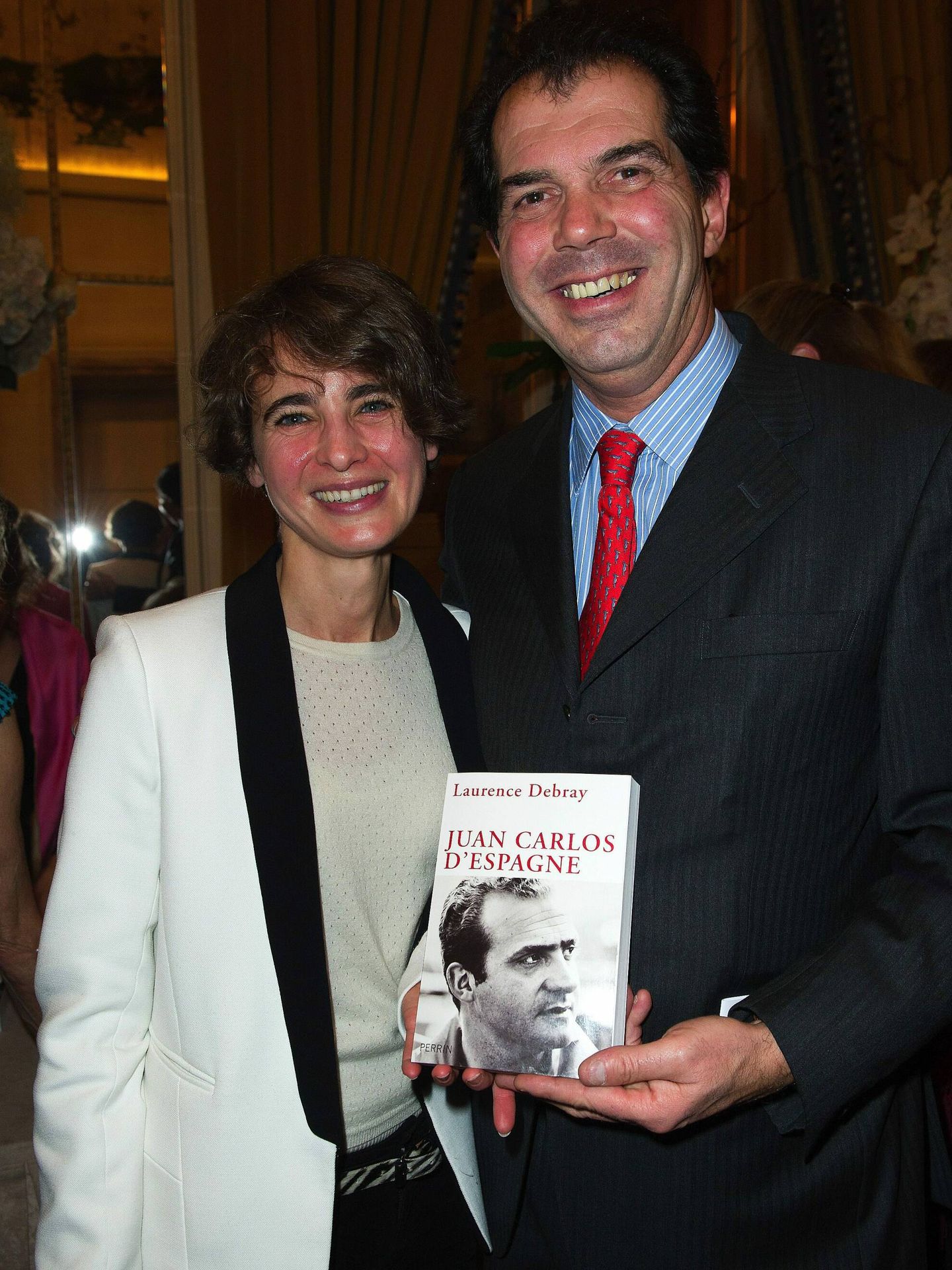 La autora, presentando uno de sus libros sobre el rey Juan Carlos con Charles Emmanuel Borbón de Parma en 2013. (Cordon Press)