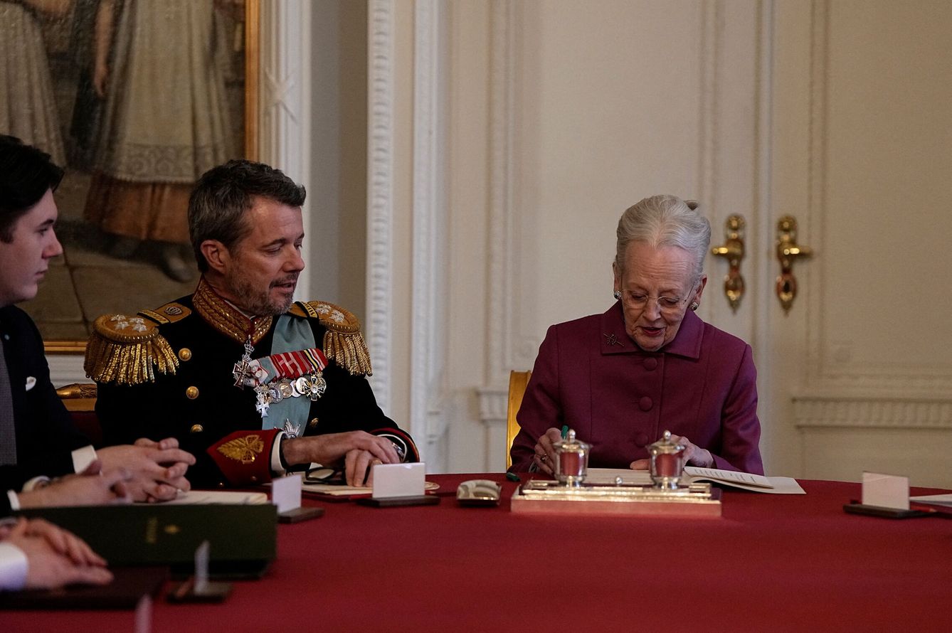 La reina firma su abdicación. (Reuters)