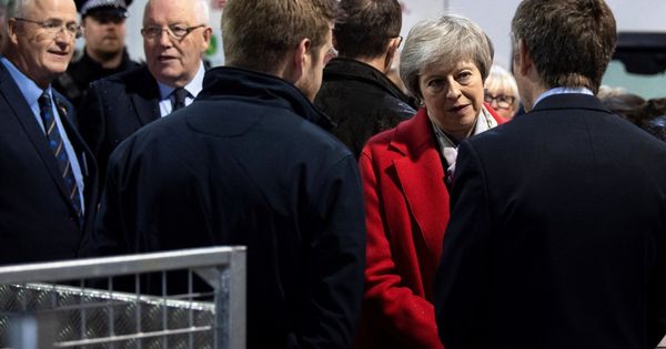 Foto: La primera ministra británica, Theresa May, se reúne con comerciantes en el recinto Royal Welsh de la Feria de Invierno, en Builth Wells. (EFE)