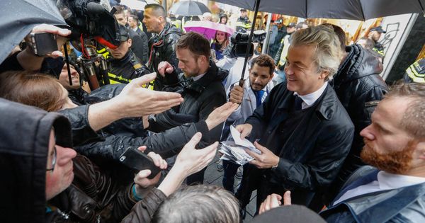 Foto: El líder del PVV, Geert Wilders, saluda a simpatizantes durante un acto de campaña en Breda, Holanda, el 8 de marzo de 2017 (Reuters).
