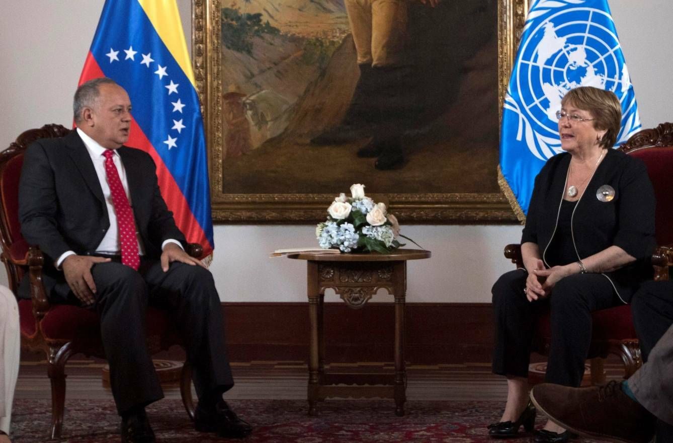 Diosdado Cabello, número dos del Gobierno, junto a Michelle Bachelet. Cabello trabaja en la sombra por una transición ordenada en Venezuela.(EFE)