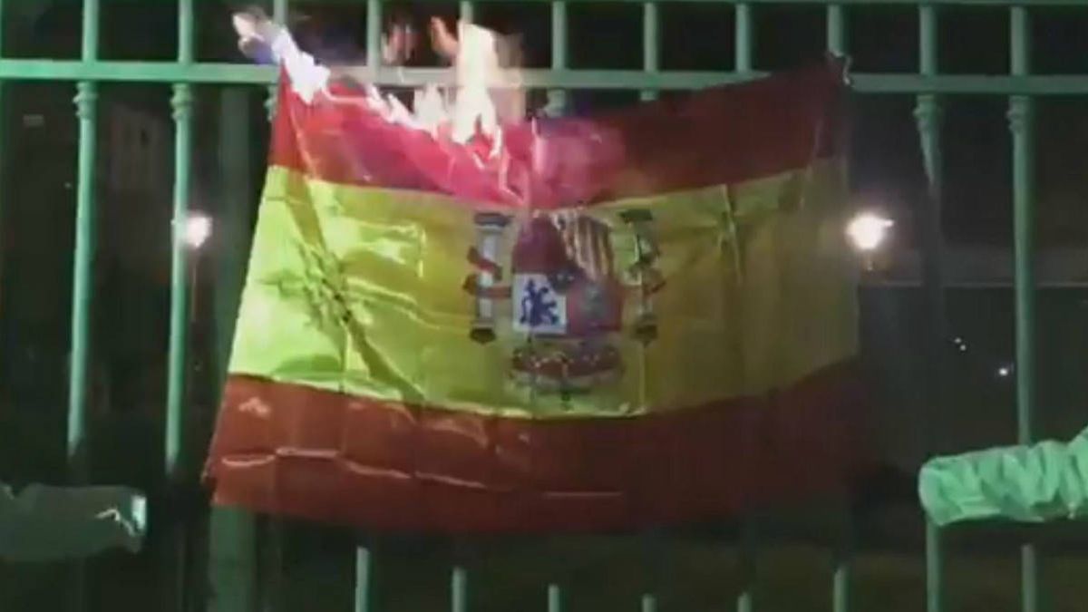 Arran difunde un vídeo quemando una bandera de España