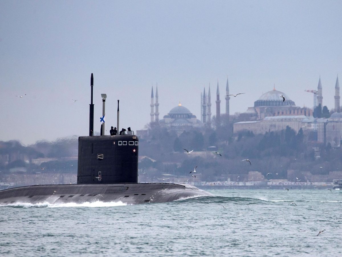 Foto: Un submarino ruso pasa frente a Santa Sofía (d) y la Mezquita Azul mientras atraviesa el Bósforo con dirección al Mar Negro, en Estambul, Turquía. (EFE/ Erdem Sahin)