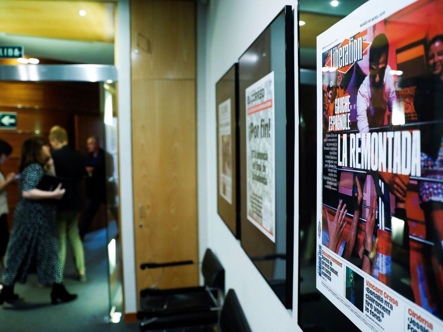 Nueva portada de 'Libération' (d) y de 'El País' (i) en el edificio Portavoz. (EFE)
