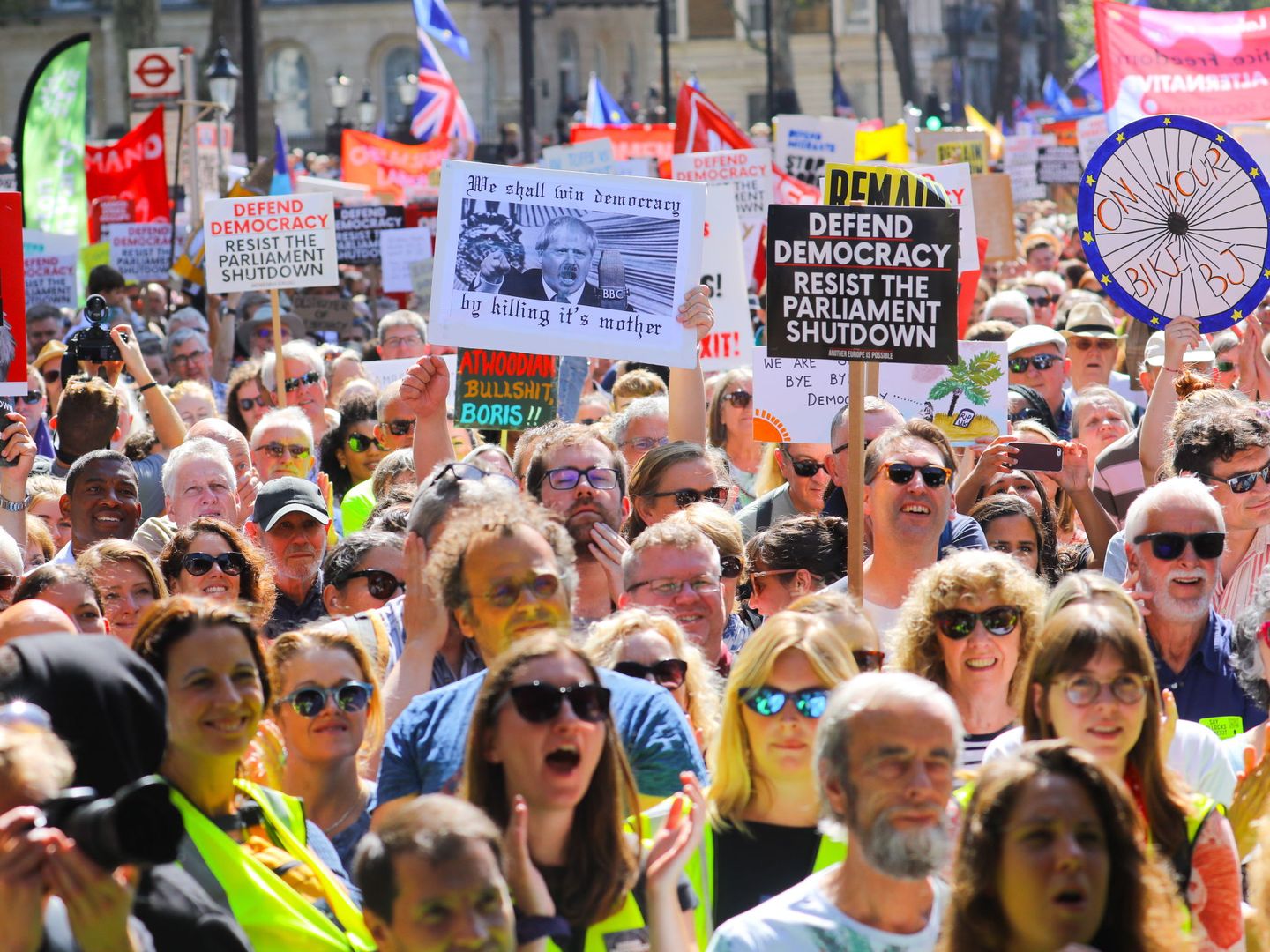 Miles de personas se manifiestan contra la suspensión del Parlamento este sábado. (EFE)