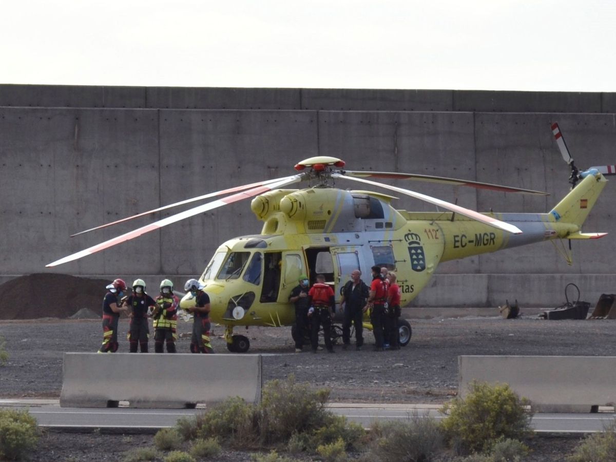 Foto: Un helicóptero trabaja en la localización de posibles víctimas tras el desprendimiento. (EFE)
