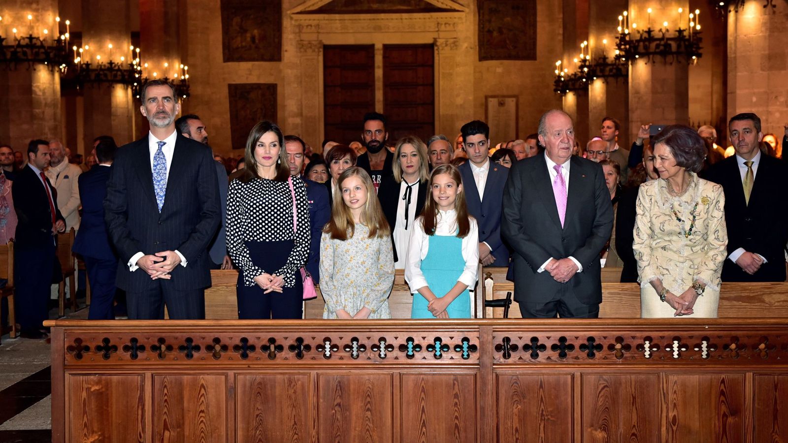 Los Reyes, junto a sus hijas, don Juan Carlos y doña Sofía, durante la misa de Pascua de 2018. (EFE/Atienza)