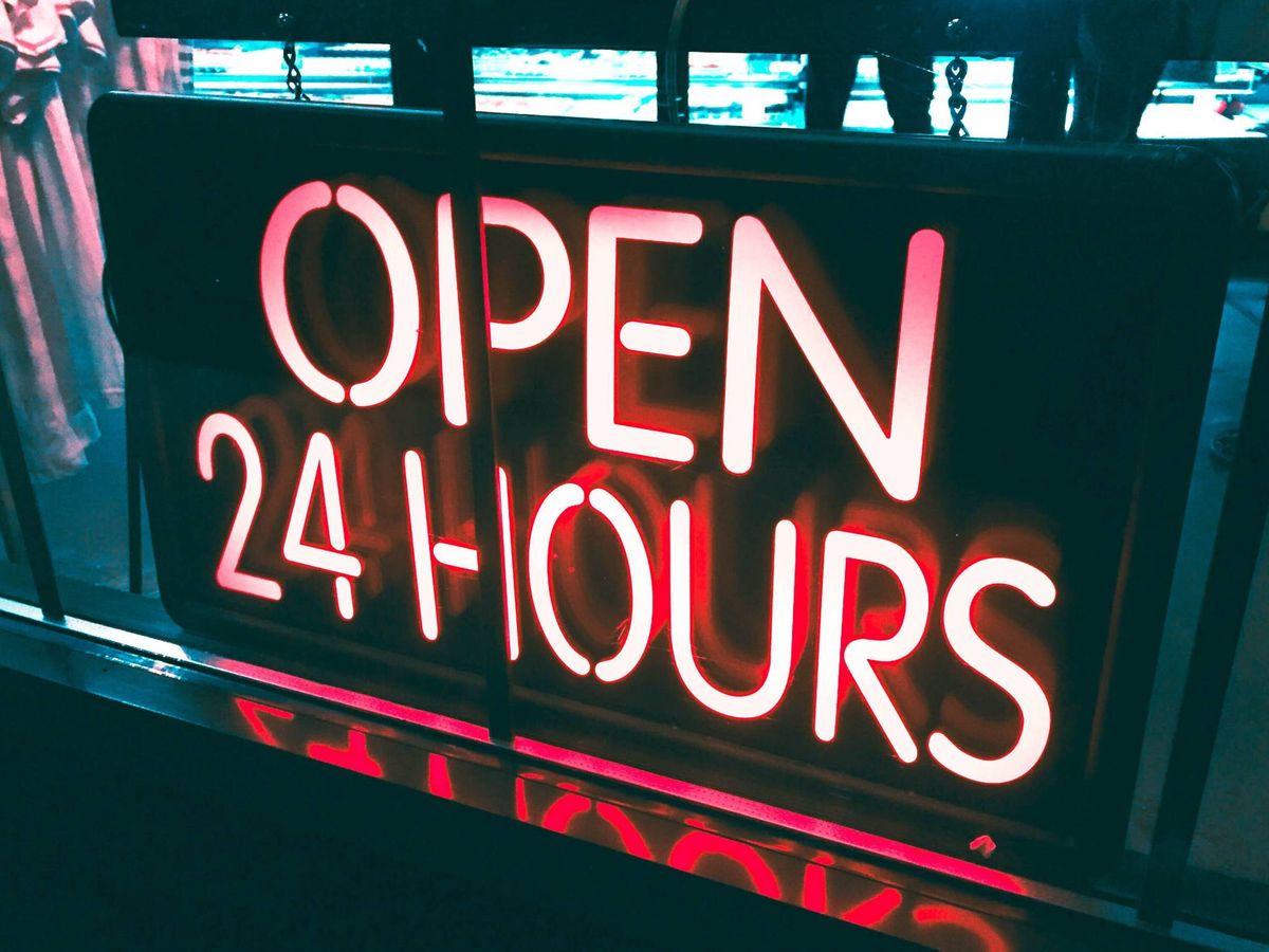 Foto: Un cartel de 'abierto 24 horas'.