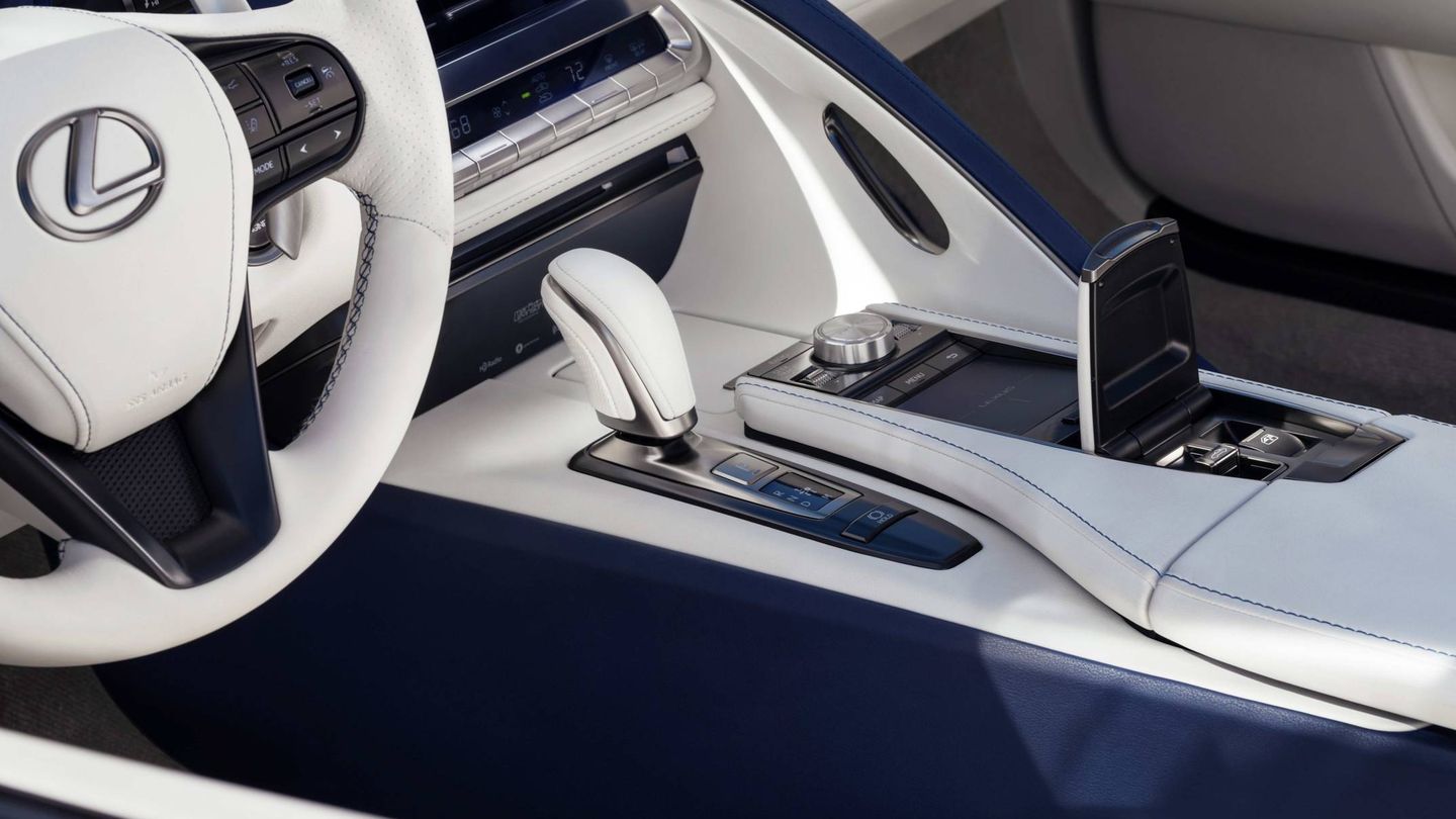 El Lexus LC500 Cabrio combina un potente motor V8 con el cambio automático de 10 marchas.