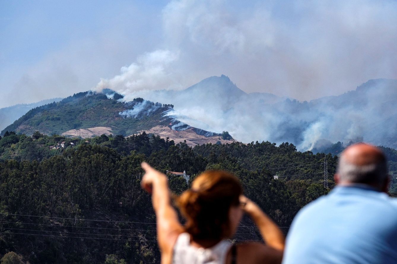 El humo procedente del incendio en la cumbre de Gran Canaria, desde el casco del municipio de Moya. (EFE)