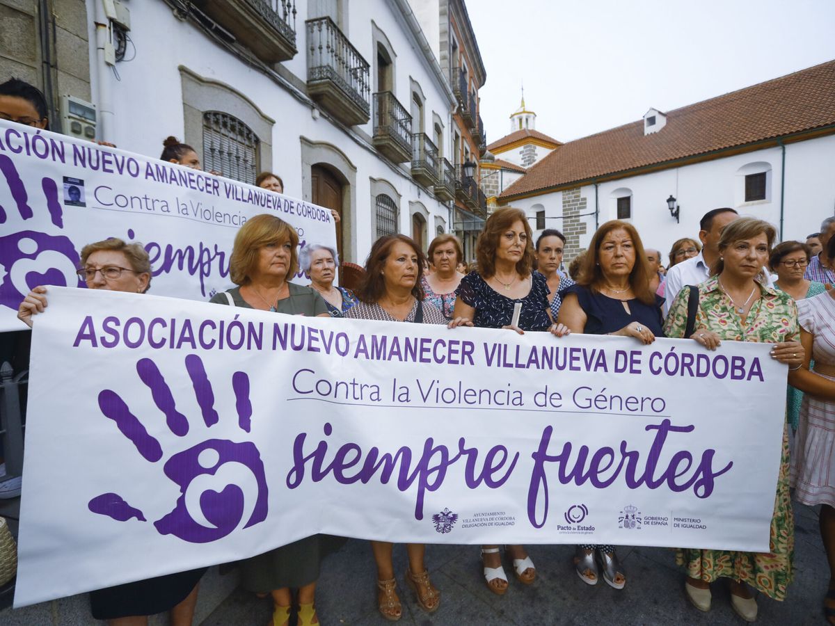 Foto: Concentración contra la violencia de género en Villanueva, Córdoba. (EFE/Salas)
