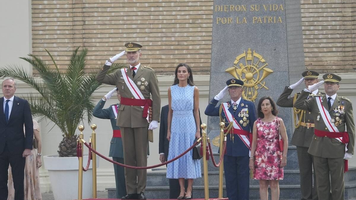 La reina Letizia elige este discreto vestido para no hacer sombra a Leonor en su jura de bandera