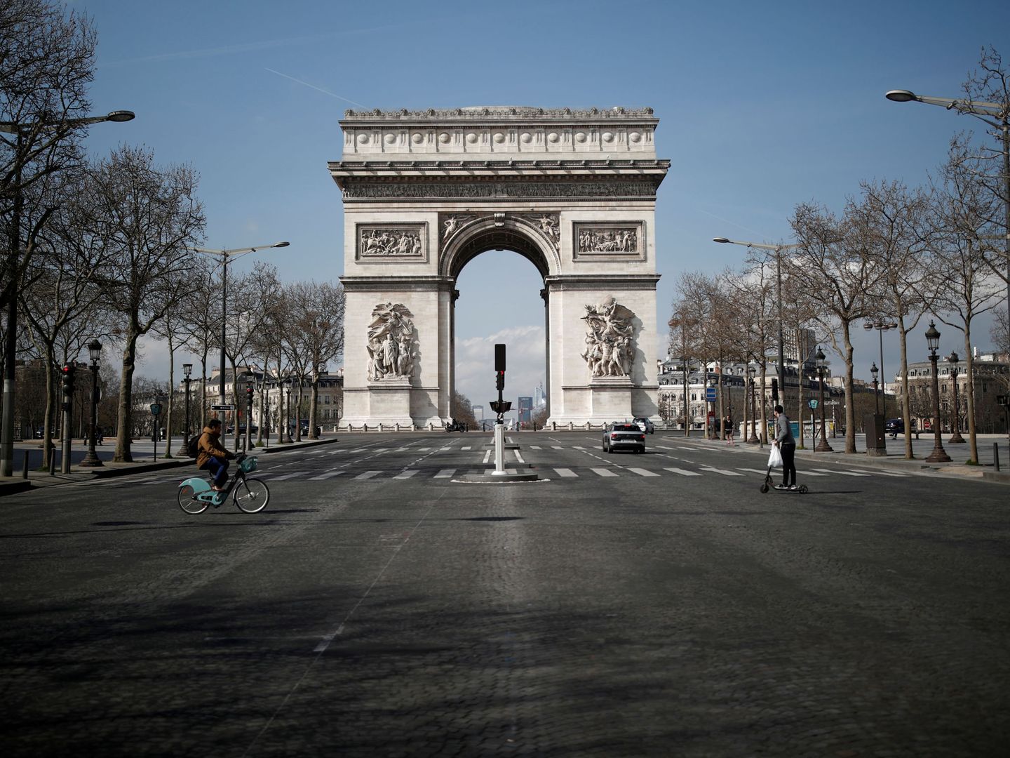 Una imagen de París durante los meses de confinamiento por la pandemia de coronavirus. (Reuters)