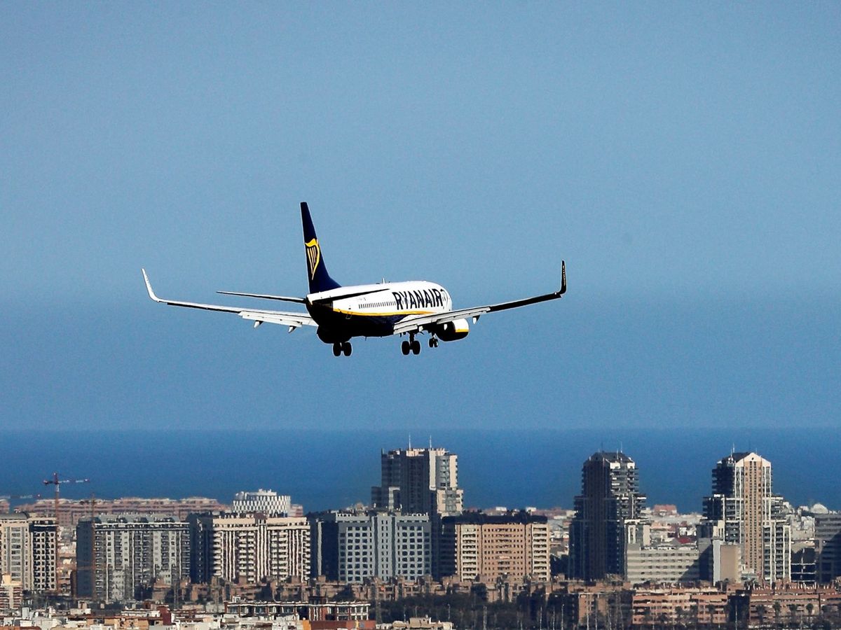 Foto: Un avión de Ryanair llega al aeropuerto de Manises (Valencia). (EFE/Manuel Bruque)