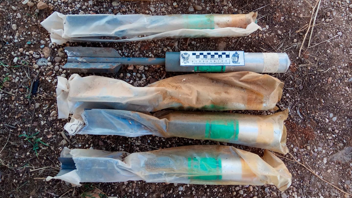 Imagen de archivo de varios cohetes antigranizo requisados por la Guardia Civil. (Guardia Civil)