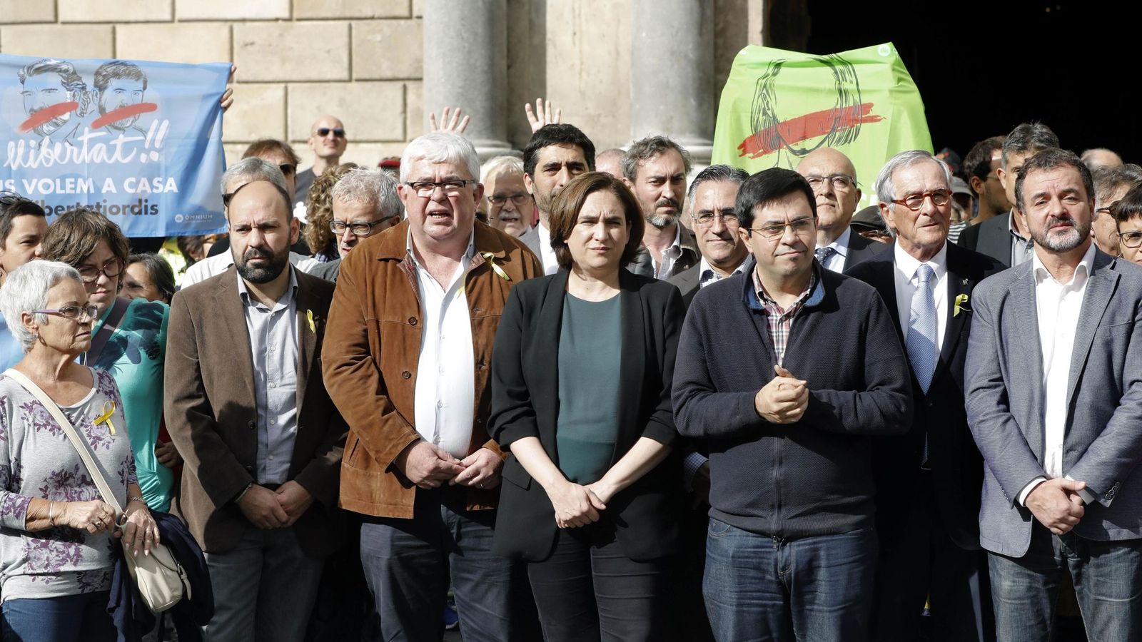 Foto: La alcaldesa de Barcelona, Ada Colau (c), durante una concentración de la ANC en solidaridad con los cargos políticos citados a declarar. (EFE)