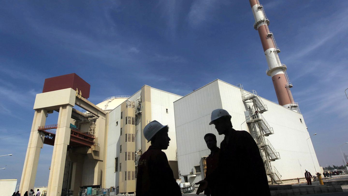 Trabajadores iraníes frente a la planta nuclear de Bushehr, en octubre de 2010. (Reuters)