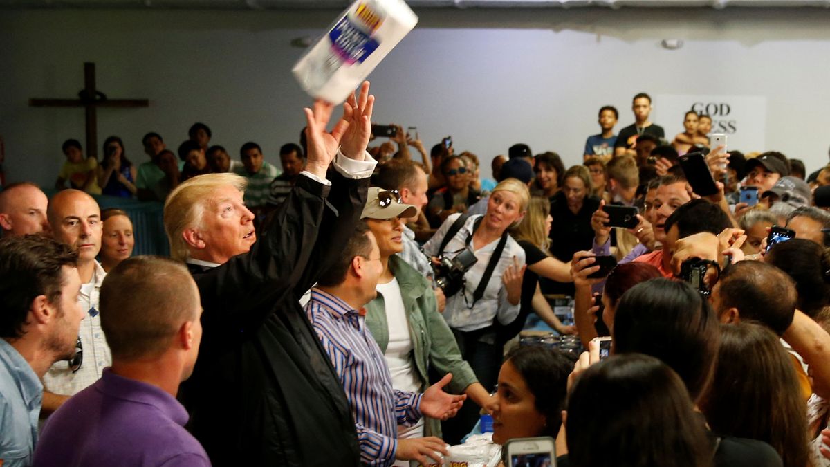 Trump lanza rollos de papel a los afectados por el huracán María en Puerto Rico