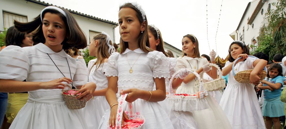 Niñas vestidas de comunión. (Reuters)