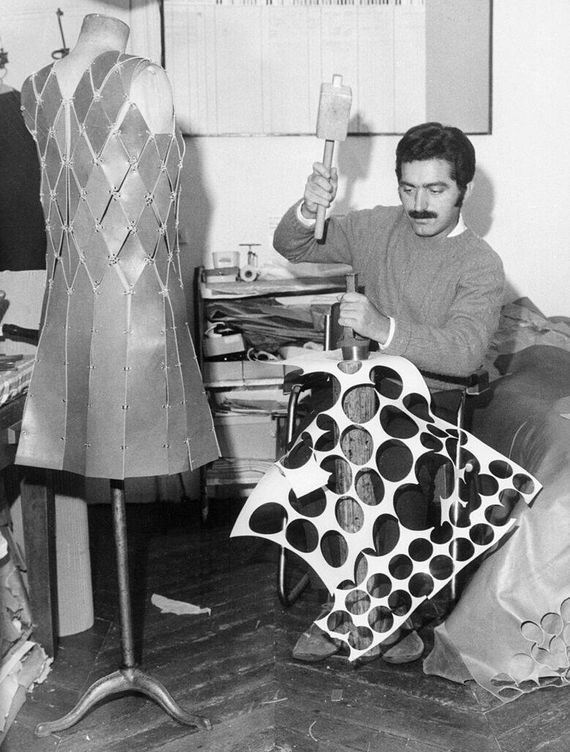 Un joven Paco Rabanne, trabajando en su taller. (Getty)