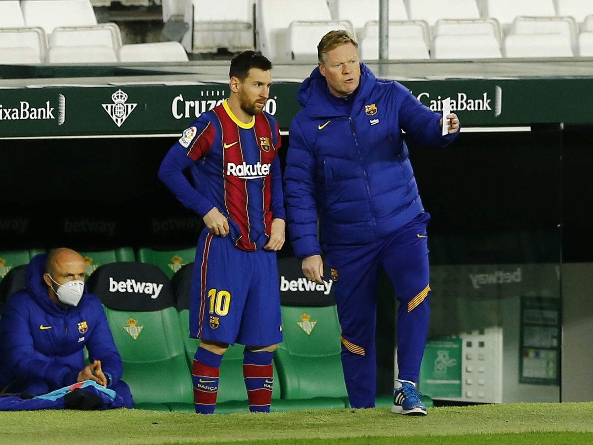Foto: El entrenador neerlandés da instrucciones a Leo Messi antes de saltar al terreno de juego frente al Betis. (Reuters)