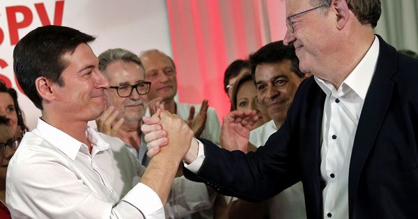 Foto: Rafa García (i), alcalde de Burjassot, felicita a Ximo Puig por su victoria en las primarias, este 16 de julio. (EFE)