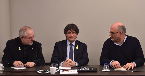 Foto: Lluís Puig, Carles Puigdemont y Eduard Pujol, en la reunión mantenida este miércoles. (Reuters)