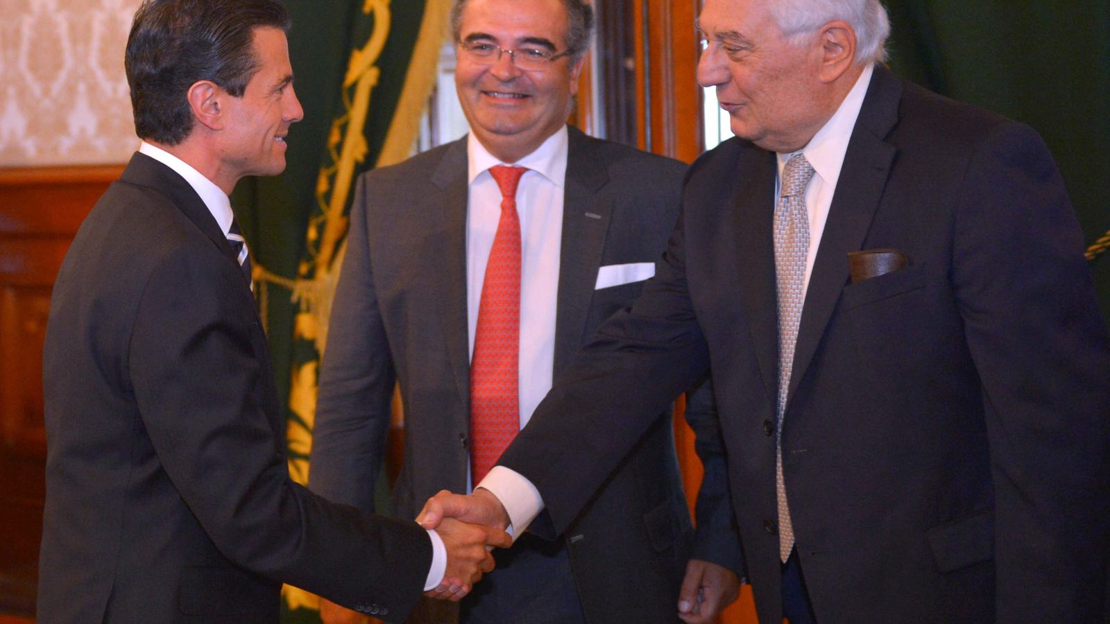 Foto: El presidente del Banco Popular, Ángel Ron (c), y Antonio del Valle (d) saludan al presidente de México, Enrique Peña Nieto. (EFE)