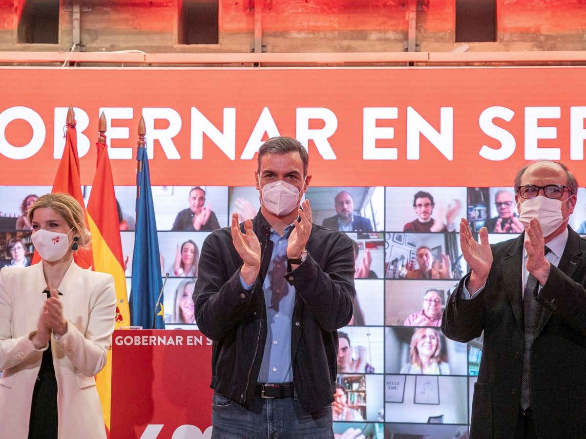 Foto: Hana Jalloul, Pedro Sánchez y Ángel Gabilondo. (EFE)