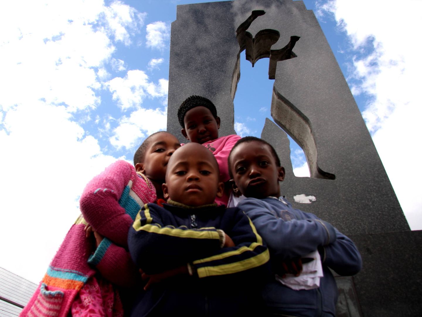 Monumento contra el 'apartheid' en una barriada de Ciudad del Cabo. (J. B.)