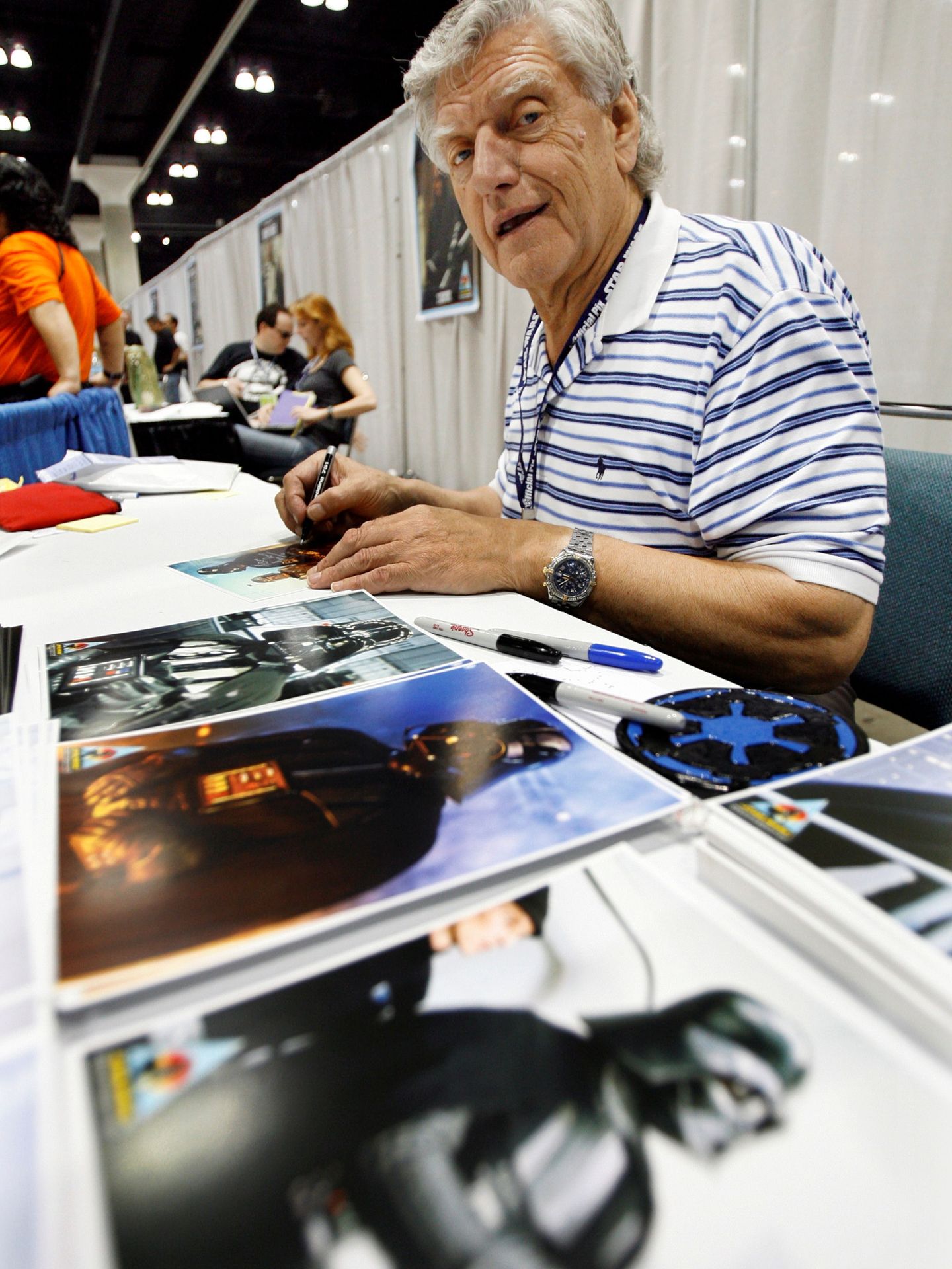 El intérprete firma estampas de su personaje en 'Star Wars' en una foto de archivo. (Reuters)