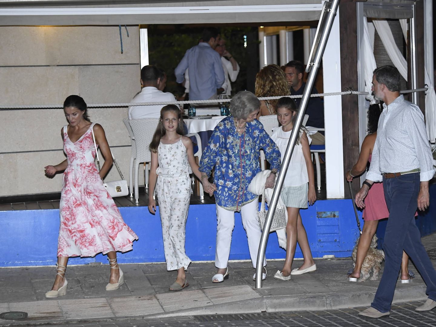 El rey Felipe VI, su mujer, su madre y sus hijas salen de un restaurante en Mallorca. (Limited Pictures) 