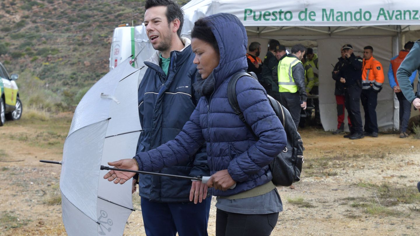 Ángel Cruz (i) y Ana Julia Quezada, durante el segundo día de búsqueda del pequeño Gabriel. (EFE)