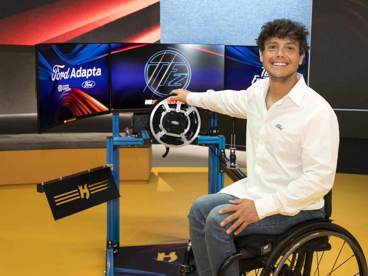 Foto: El tenista Cisco García, junto al simulador de simracing Ford Adapta. (Ford)