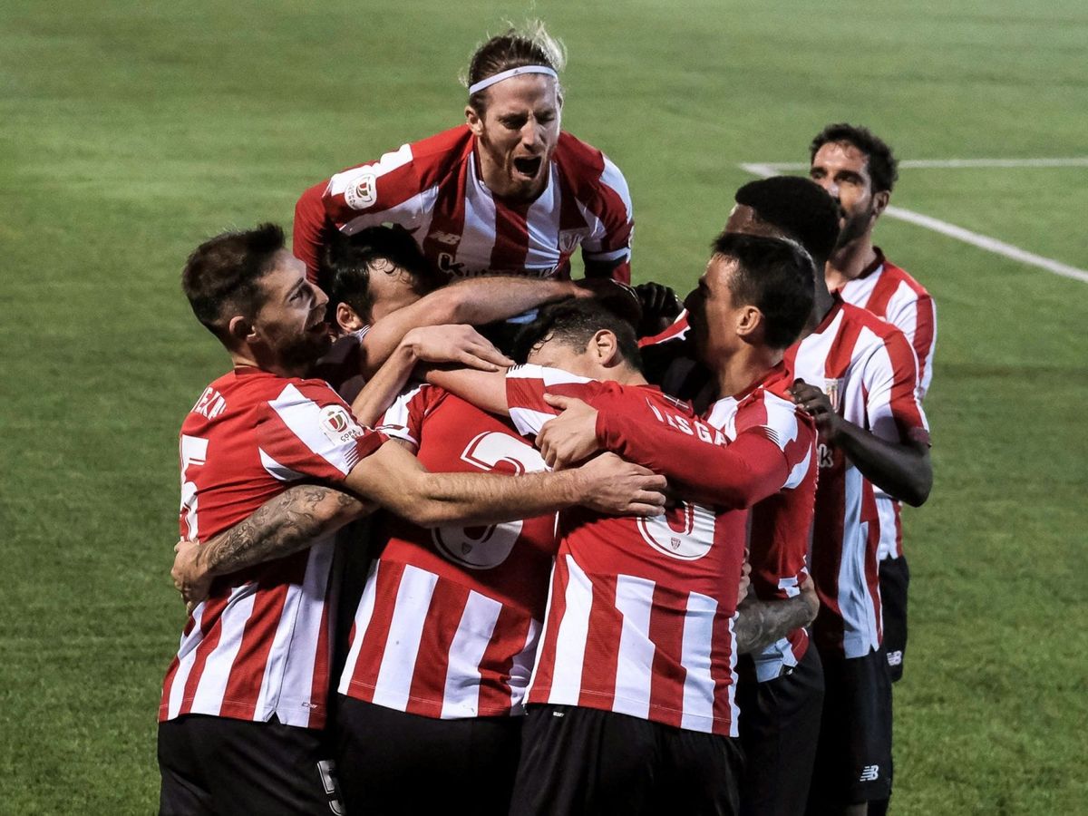 Foto: Los jugadores del Athletic celebran el triunfo en el campo del Ibiza. (Efe)