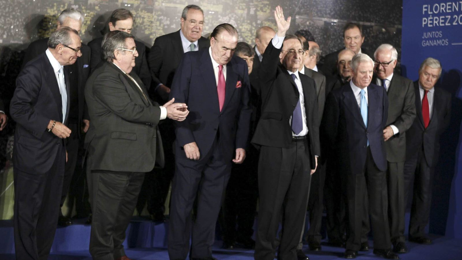 Foto: Florentino Pérez, rodeado de su Junta directiva (Efe)