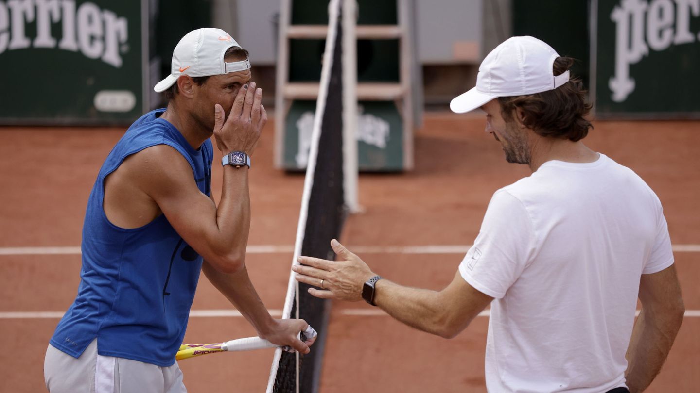 Rafael Nadal charla con Carlos Moyá durante un entrenamiento. (EFE/Yoan Valat)