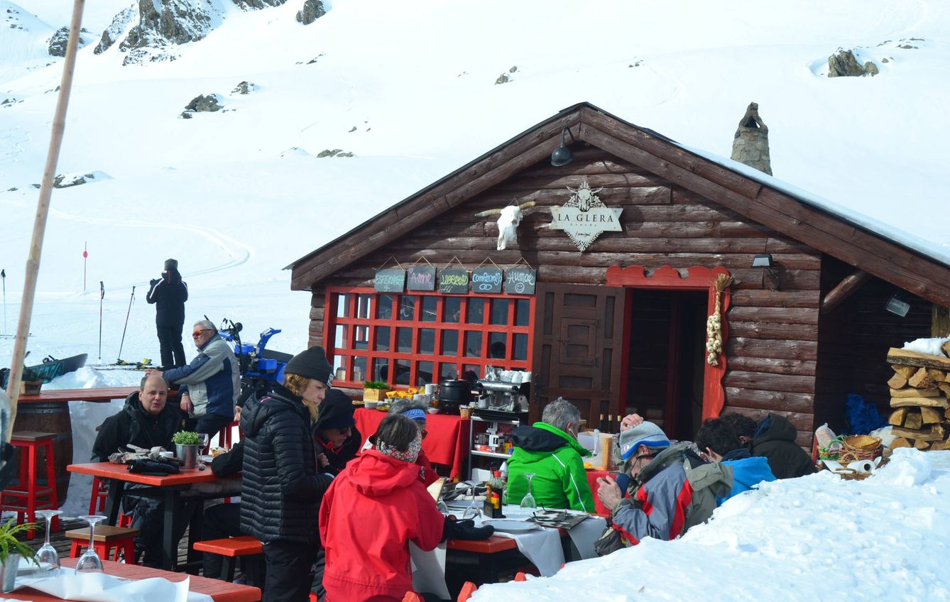 Restaurante de La Glera, a 2.000 metros de altitud y al que solo se puede acceder desde Espelunciecha con la máquina ratrack... o con esquís de travesía.