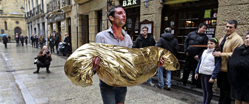 Foto: Omar Jerez pasea un cadáver de ETA por las herriko tabernas de San Sebastián