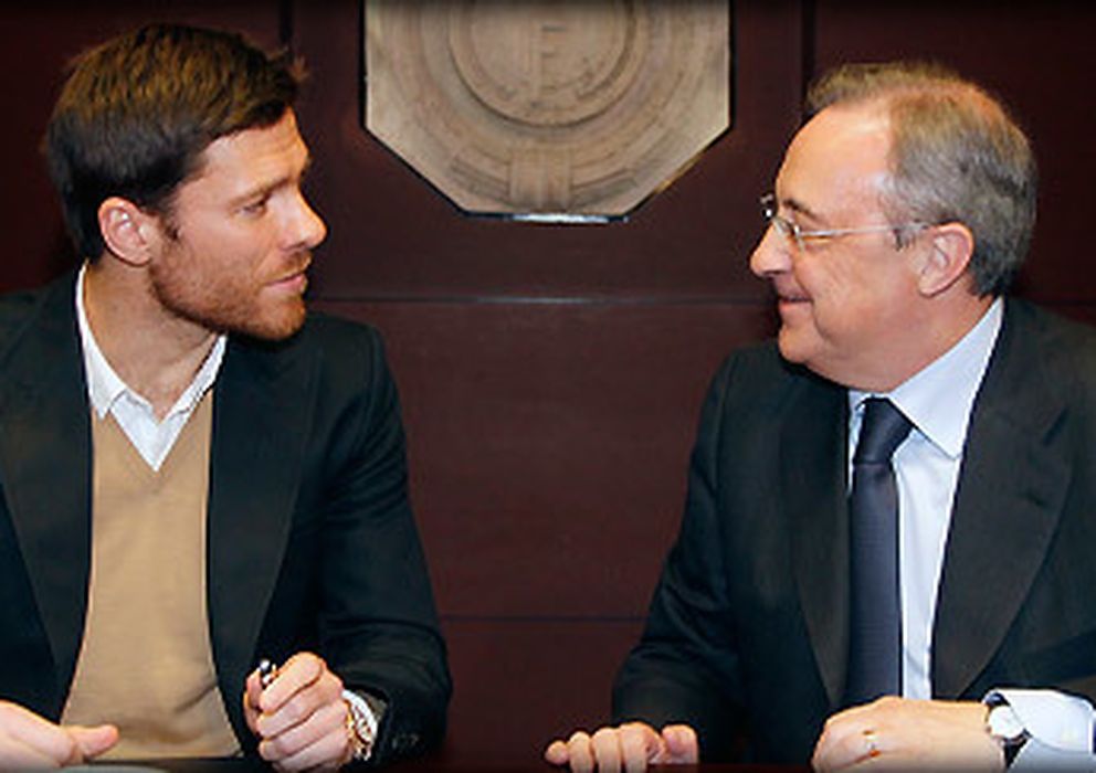 Foto: Xabi Alonso y Florentino Pérez, en el momento de la renovación (Víctor Carretero / Real Madrid.com)
