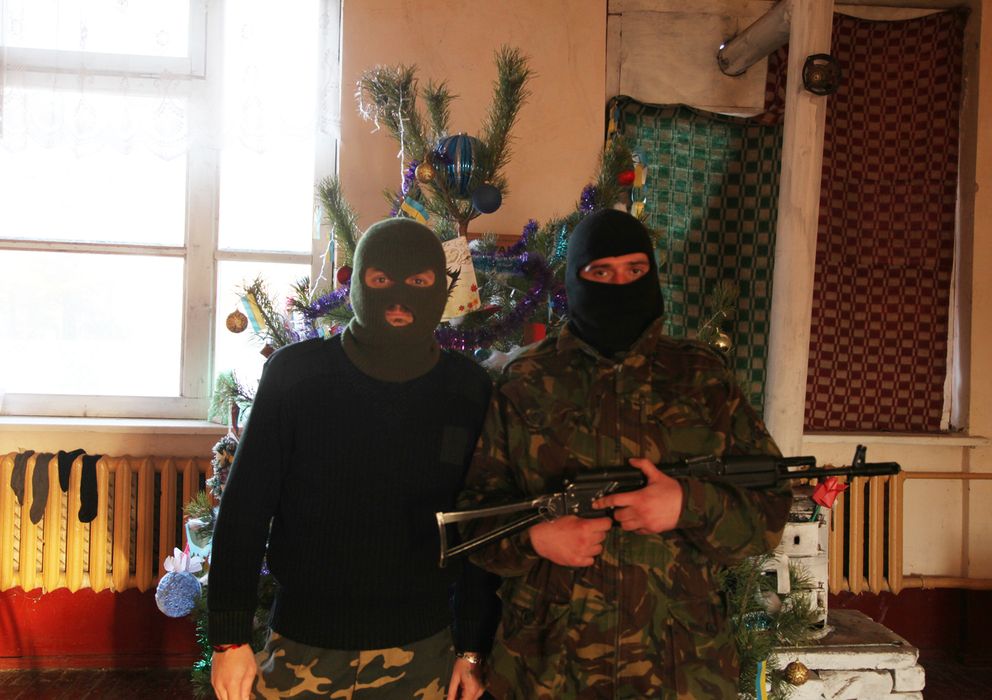 Foto: Miembros del 'Pravy Sektor' posan en el campamento de entrenamiento de la organización en Chernihiv (Á. Sastre).