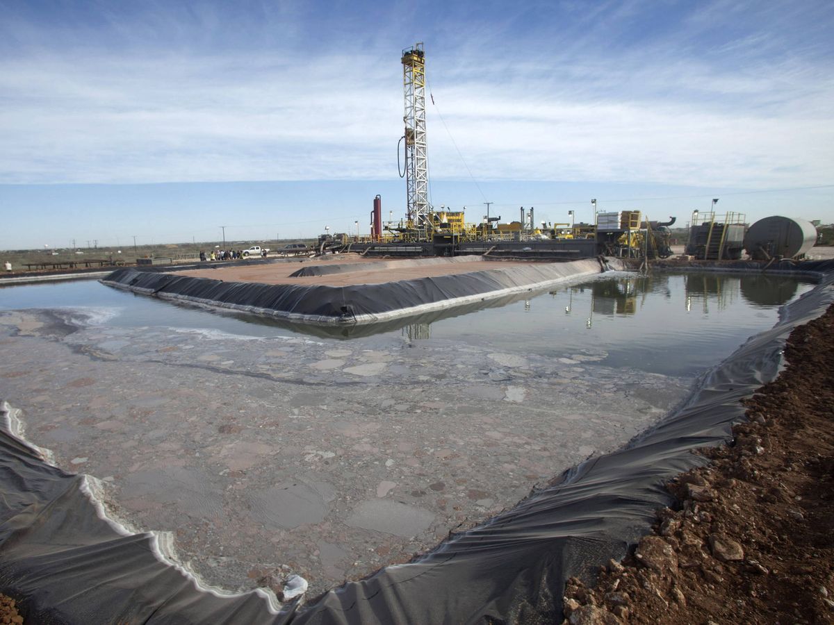 Foto: Pozo petrolífero en la localidad de Midland, en Texas, en el que se utiliza la técnica del 'fracking'. EFE