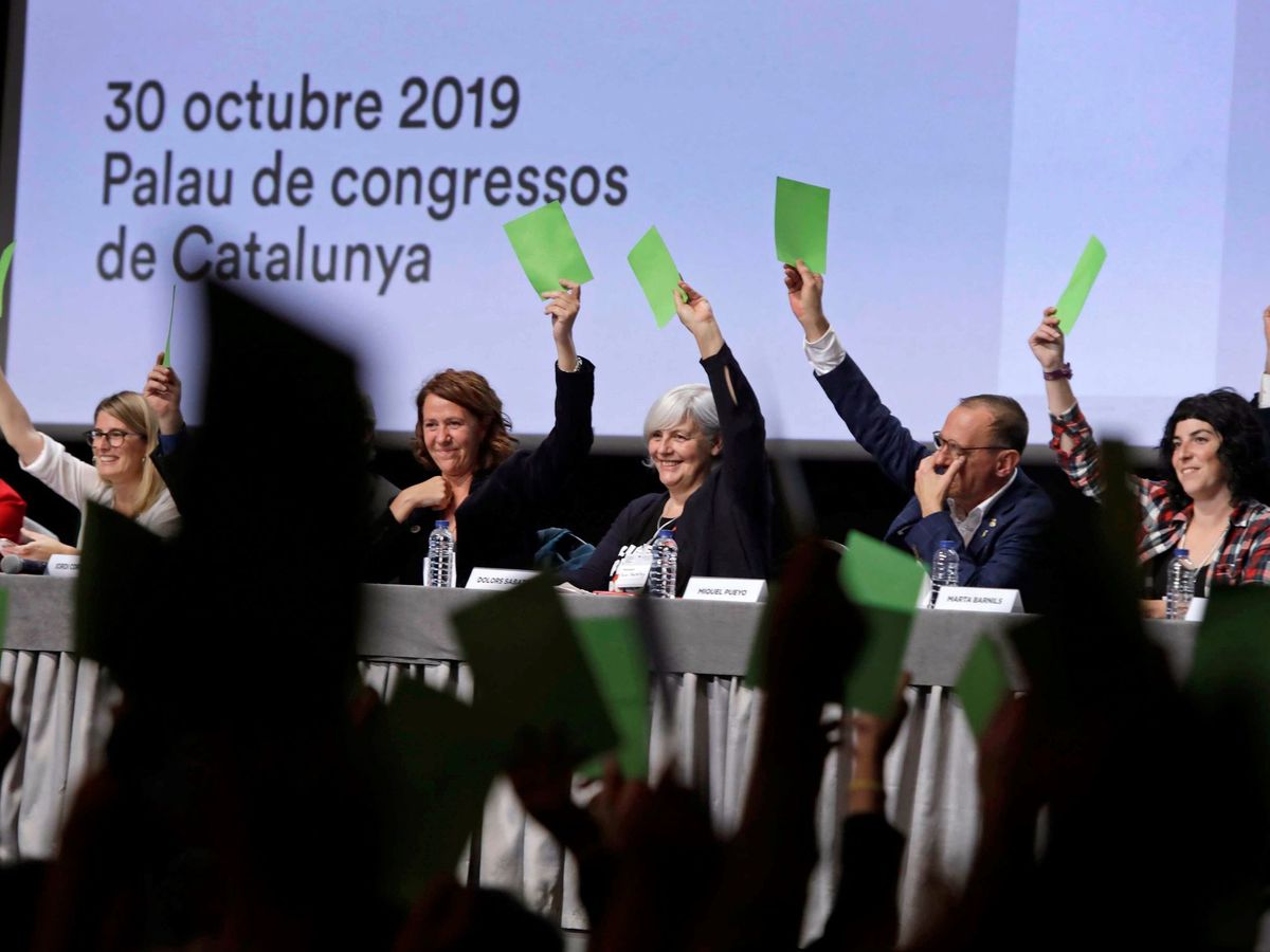 Foto: Momento de las votaciones de la llamada Asamblea de Cargos Electos impulsada por el expresidente de la Generalitat Carles Puigdemont. (EFE)