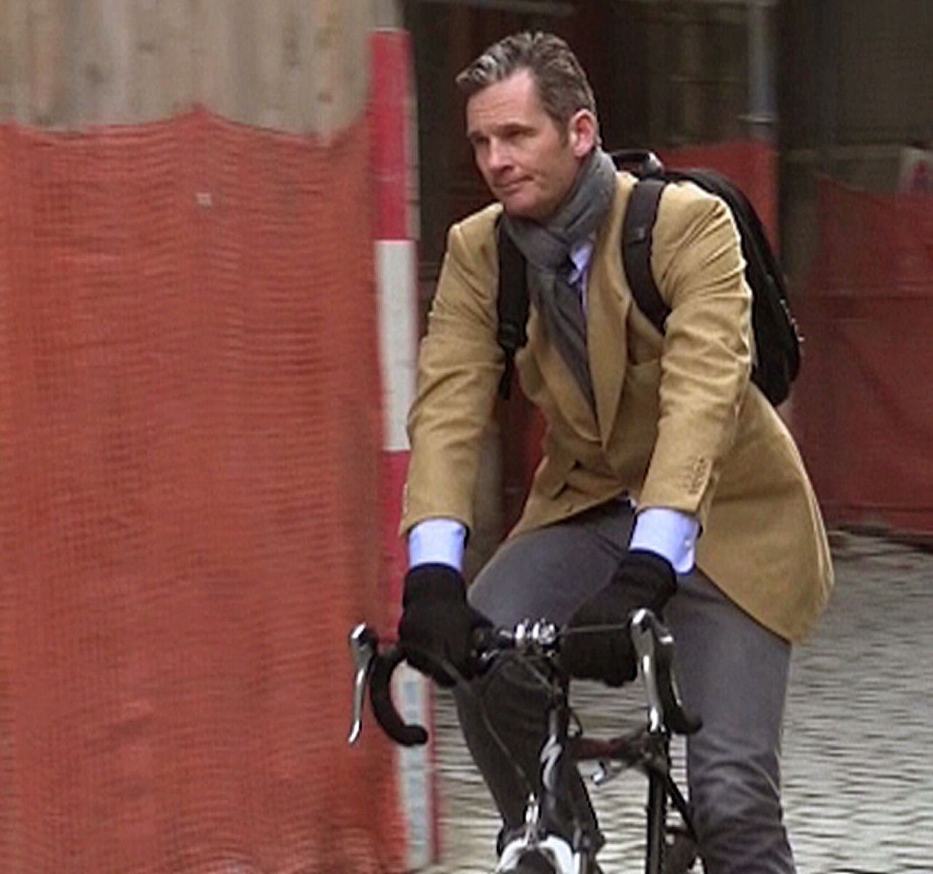 Iñaki Urdangarin, marido de la infanta Cristina, mientras se desplaza en bicicleta por Ginebra (EFE)
