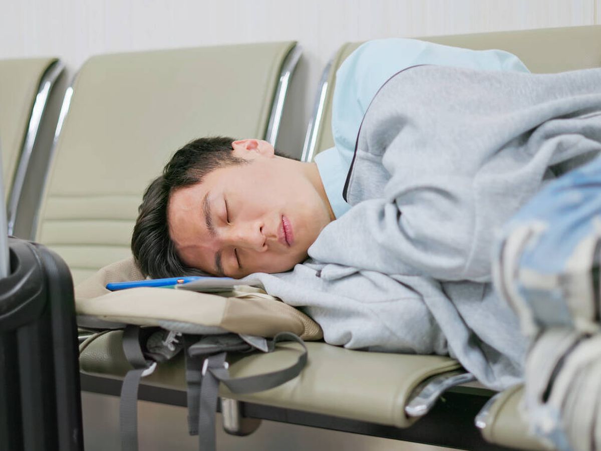 Foto: Un chico durmiendo en el aeropuerto (iStock)