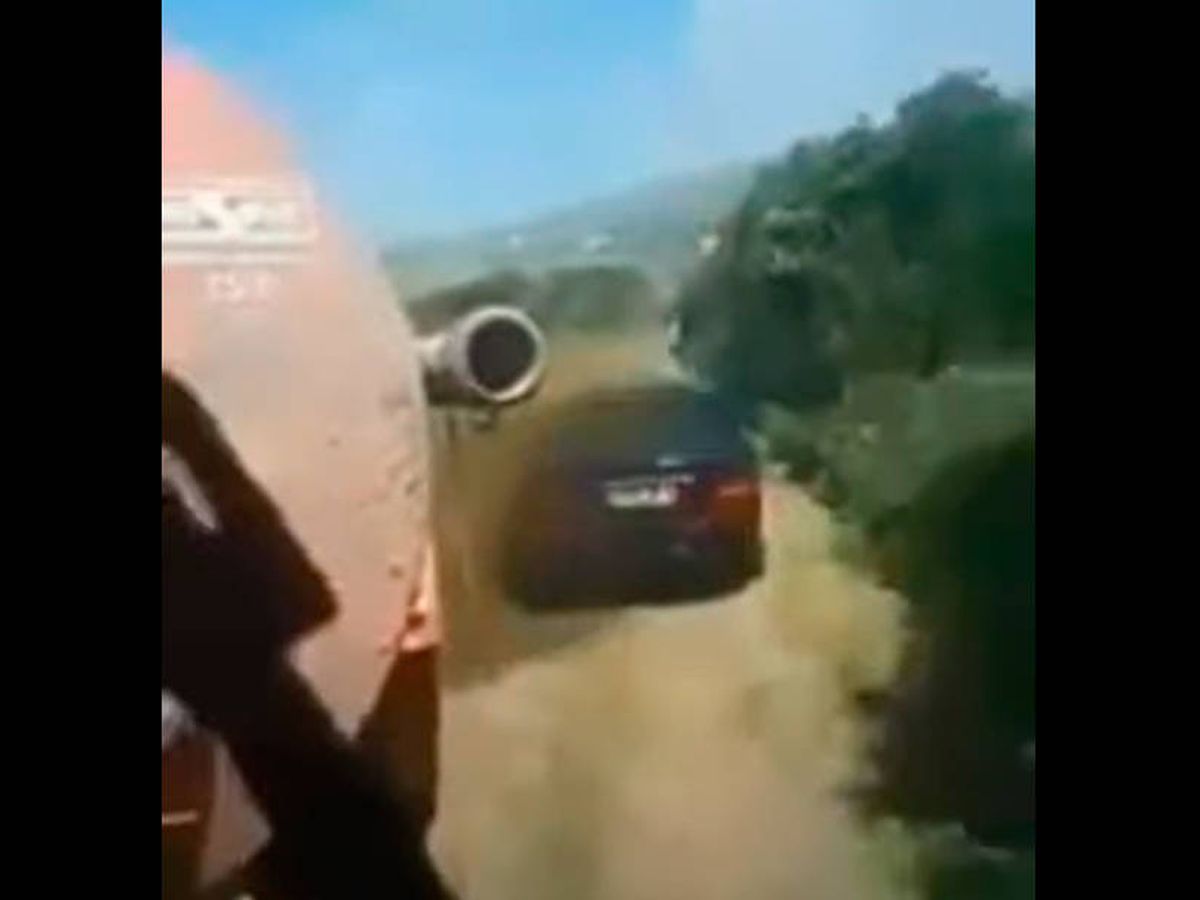 Foto: El hombre roció completamente el vehículo mal aparcado con estiércol (Foto: YouTube)